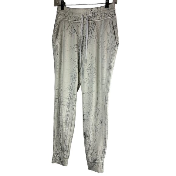 Lululemon Warm Down Jogger 7/8 Length Thread Dye White Black Pants Size 4 - Picture 2 of 11